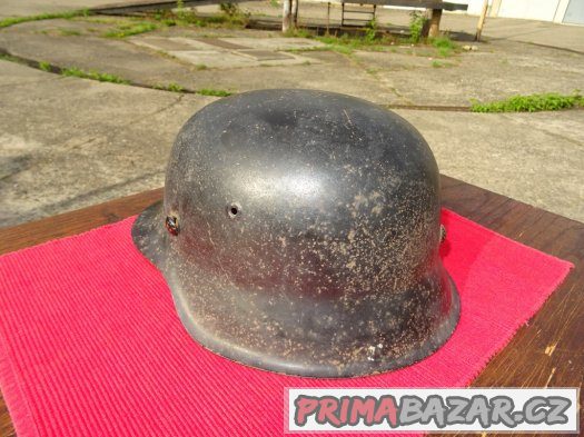 Stará německá černá helma z hasičárny