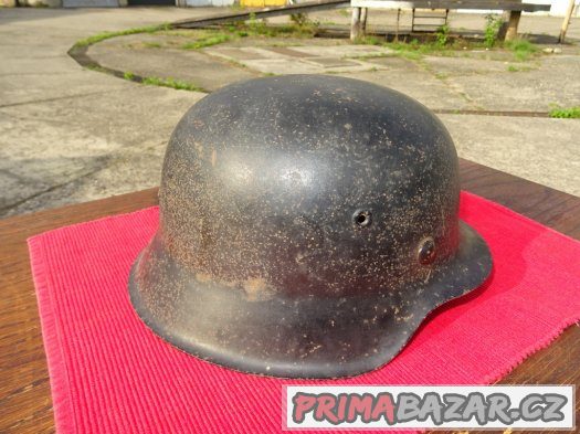 Stará německá černá helma z hasičárny Stará německá černá helma z hasičárny
