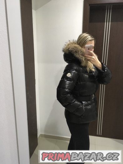 Dámská péřová bunda “Moncler”.