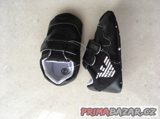 Nové capáčky “Armani”.
