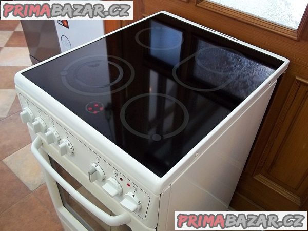 Sporák sklokeramický ELECTROLUX šíře 50 cm horkovzduch