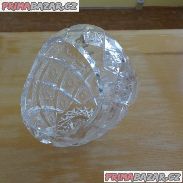 Mísa ve tvaru košíku z broušeného skla