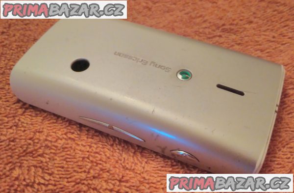 Sony Ericsson Xperia X8 - přední a zadní kryt.