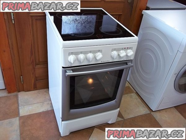 Sporák sklokeramický ELECTROLUX - šíře 50 cm horkovzduch