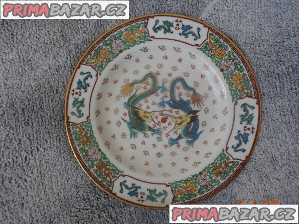 Porcelánový talíř se dvěma draky (Čína)