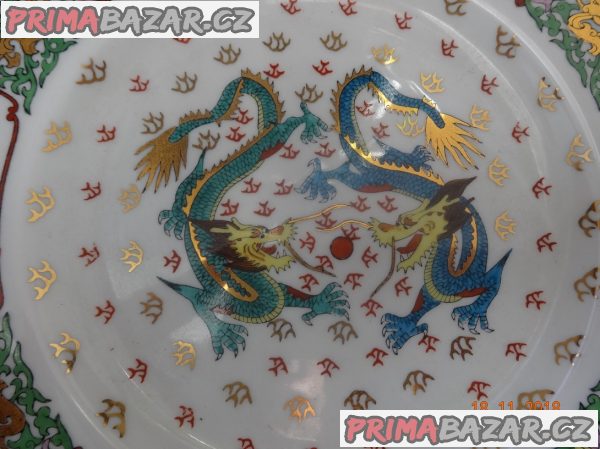 Porcelánový talíř se dvěma draky (Čína)