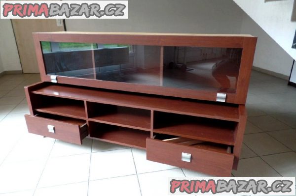 Moderní obývací sestava pěkných, uzavíratelných skříněk. Moderní obývací sestava pěkných, uzavíratelných skříněk.