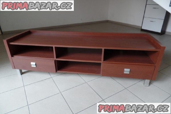 Moderní obývací sestava pěkných, uzavíratelných skříněk. Moderní obývací sestava pěkných, uzavíratelných skříněk.
