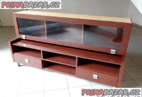 Moderní obývací sestava pěkných, uzavíratelných skříněk. Moderní obývací sestava pěkných, uzavíratelných skříněk.