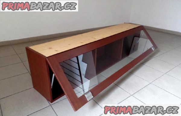 Moderní obývací sestava pěkných, uzavíratelných skříněk. Moderní obývací sestava pěkných, uzavíratelných skříněk.