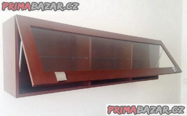 Moderní obývací sestava pěkných, uzavíratelných skříněk. Moderní obývací sestava pěkných, uzavíratelných skříněk.