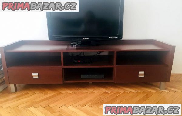 Moderní obývací sestava pěkných, uzavíratelných skříněk. Moderní obývací sestava pěkných, uzavíratelných skříněk.