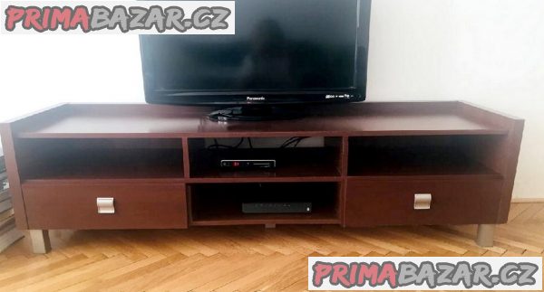 Moderní obývací sestava pěkných, uzavíratelných skříněk. Moderní obývací sestava pěkných, uzavíratelných skříněk.