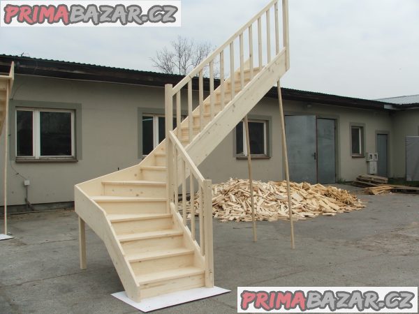 Dřevěné smrkové schodiště