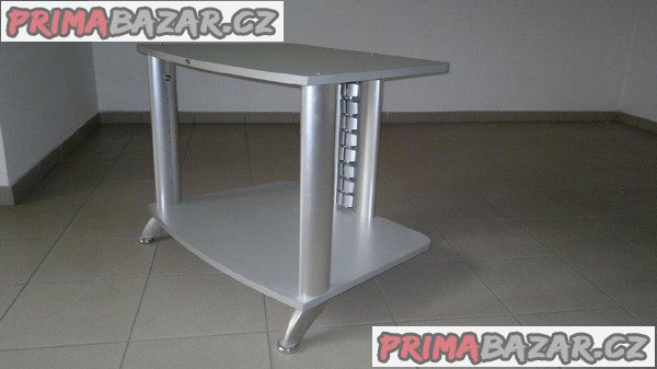 Víceúčelový stolek v perfektním stavu Víceúčelový stolek v perfektním stavu