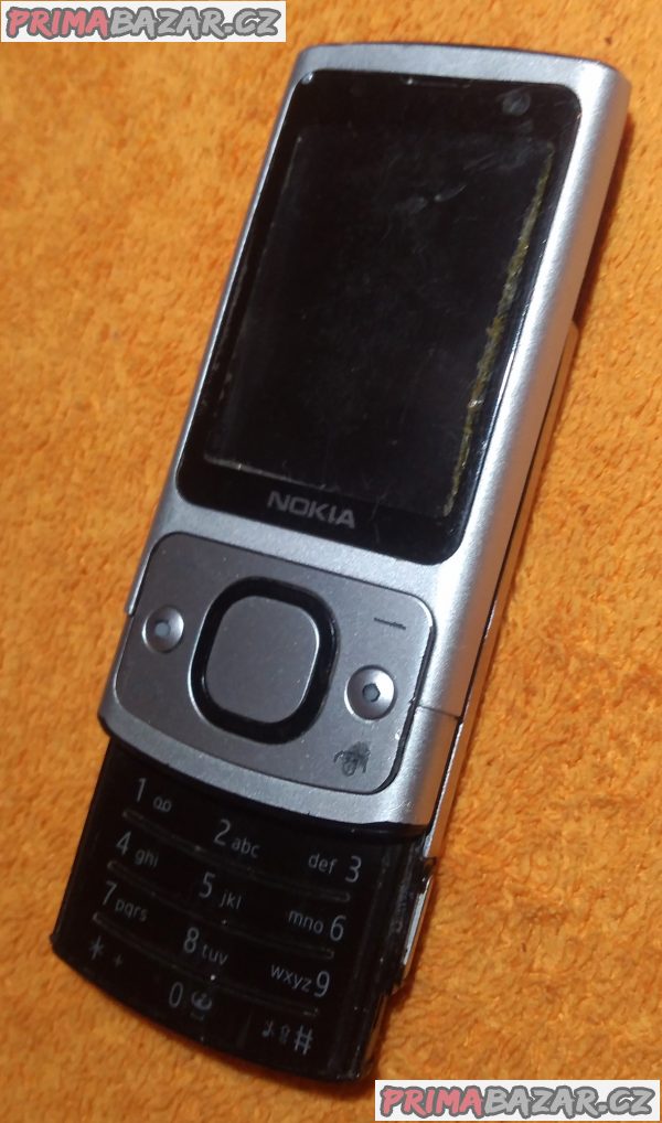 Výsuvná Nokia 6700s - na náhradní díly nebo k opravě!!!