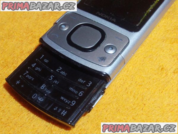 Výsuvná Nokia 6700s - na náhradní díly nebo k opravě!!!