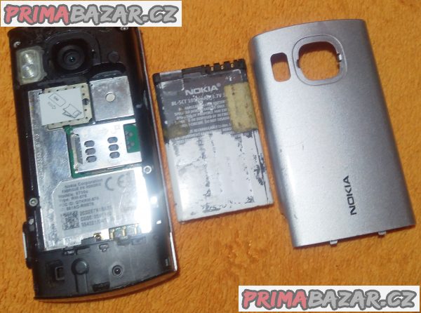 Výsuvná Nokia 6700s - na náhradní díly nebo k opravě!!!