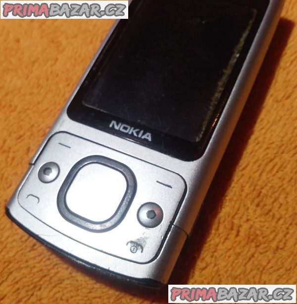 Výsuvná Nokia 6700s - na náhradní díly nebo k opravě!!!