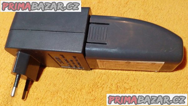 Nabíječka baterie s baterií ke kartáči Swivel Sweeper. Nabíječka baterie s baterií ke kartáči Swivel Sweeper.