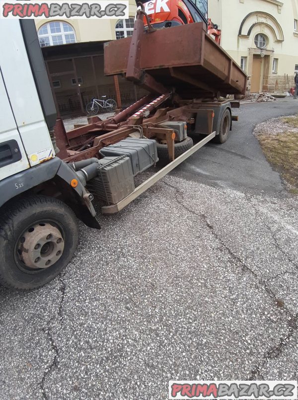 prodám nebo vyměním Iveco Cargo kontejner na 6tun  Iveco Auto Cargo rv.2001 nástavba brácha dvou pist velmi silná hydraulika natáhne a sklopi 6.tun nové pneu, vysunovaci teleskop pravidelně olej filtry .Prodej včetně kontejnerů. STK.2019 .6.m