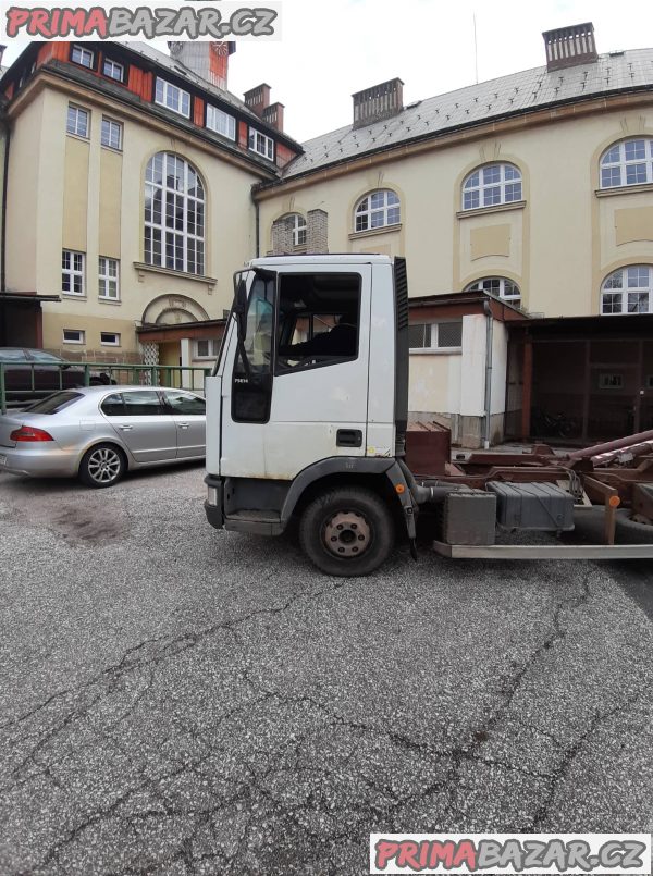 prodám nebo vyměním Iveco Cargo kontejner na 6tun  Iveco Auto Cargo rv.2001 nástavba brácha dvou pist velmi silná hydraulika natáhne a sklopi 6.tun nové pneu, vysunovaci teleskop pravidelně olej filtry .Prodej včetně kontejnerů. STK.2019 .6.m