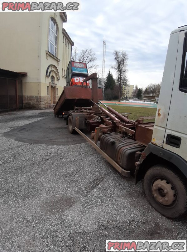 prodám nebo vyměním Iveco Cargo kontejner na 6tun  Iveco Auto Cargo rv.2001 nástavba brácha dvou pist velmi silná hydraulika natáhne a sklopi 6.tun nové pneu, vysunovaci teleskop pravidelně olej filtry .Prodej včetně kontejnerů. STK.2019 .6.m