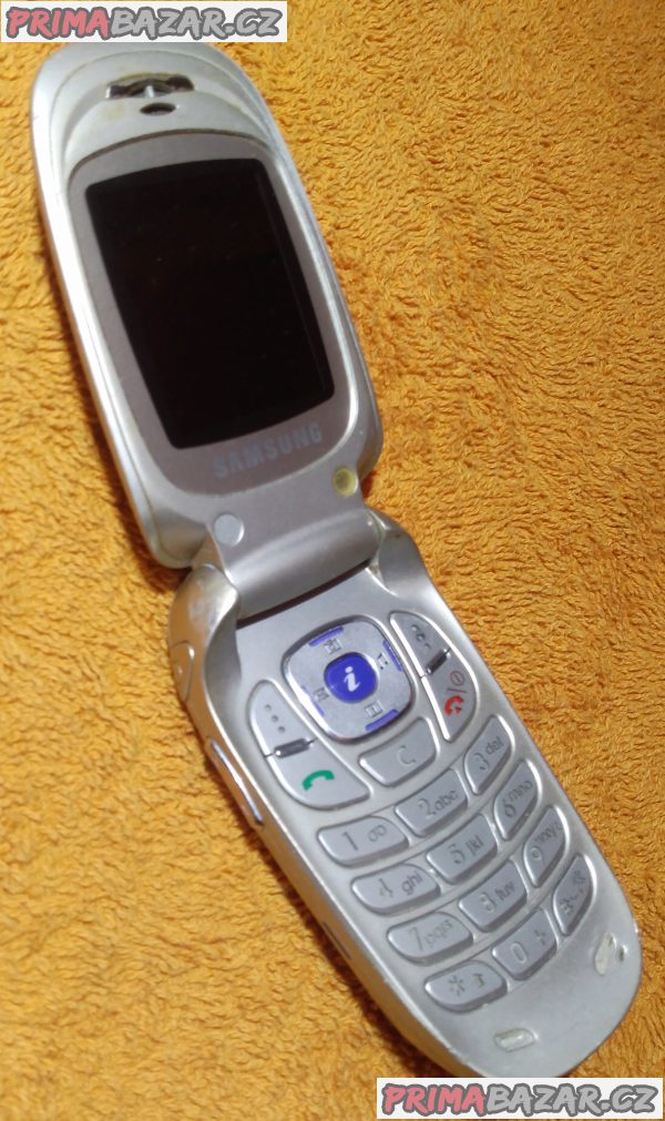 Véčko mobil Samsung SGH-E330N - funkční se slabou baterií!!! Véčko mobil Samsung SGH-E330N - funkční se slabou baterií!!!