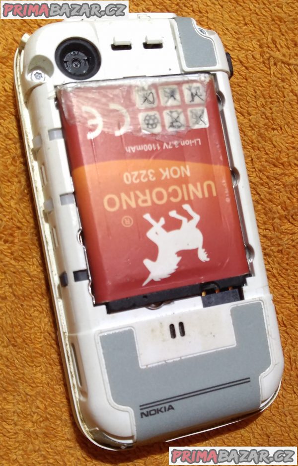 Vysouvací Nokia 5200 - funkční s dvěma nedostatky!!! Vysouvací Nokia 5200 - funkční s dvěma nedostatky!!!