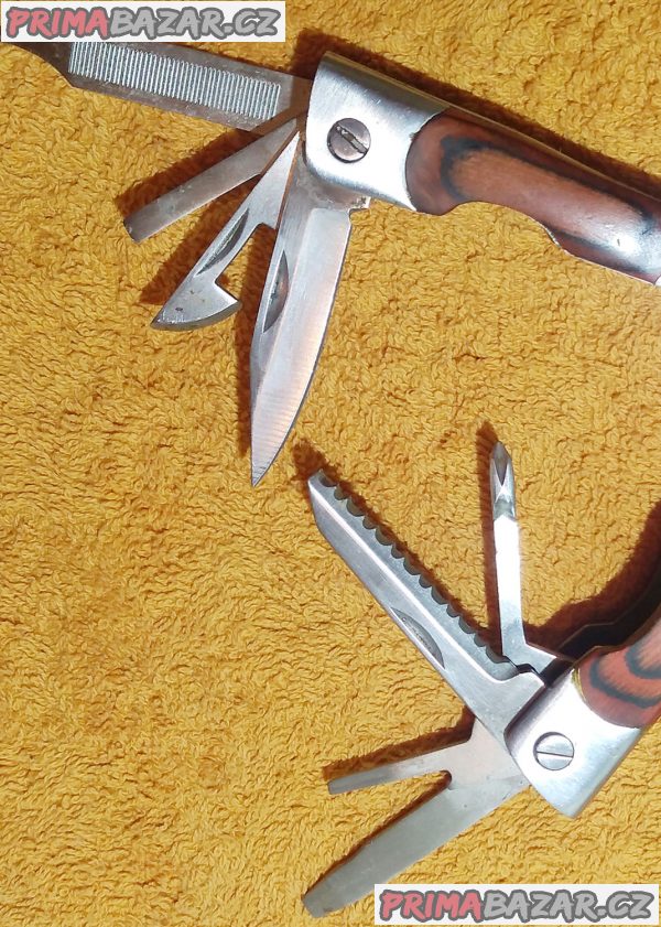Nový kapesní nerezový nůž - min. 9 funkcí. Nový kapesní nerezový nůž - min. 9 funkcí.