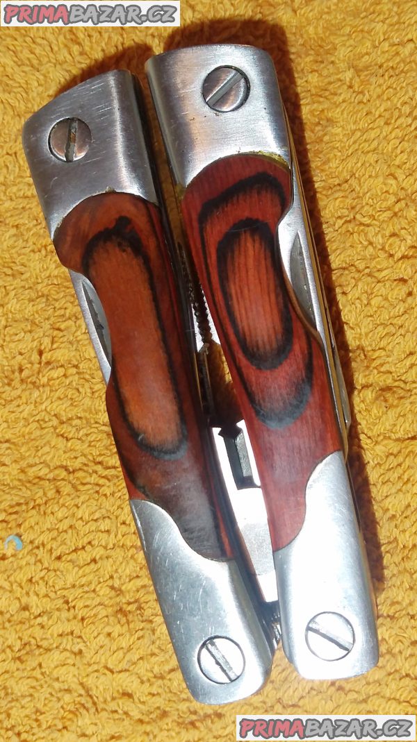 Nový kapesní nerezový nůž - min. 9 funkcí. Nový kapesní nerezový nůž - min. 9 funkcí.