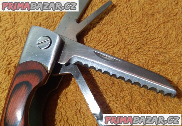 Nový kapesní nerezový nůž - min. 9 funkcí. Nový kapesní nerezový nůž - min. 9 funkcí.