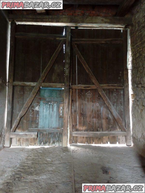 Historická dřevěná dvoukřídlá vrata