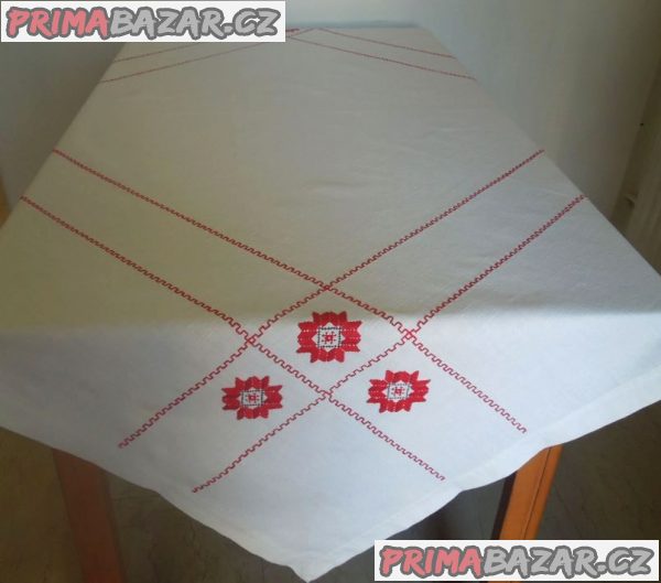 Vyšívaný velký ubrus na jídelní stůl 136x136 cm, NOVÝ - TOP STAV Vyšívaný velký ubrus na jídelní stůl 136x136 cm, NOVÝ - TOP STAV