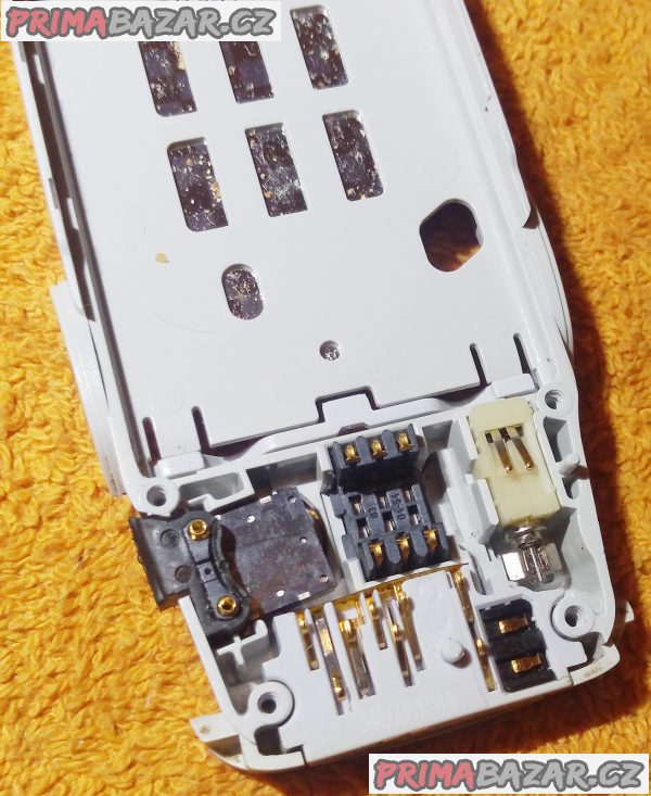 Nokia 3310 - vrchní kryt s klávesnicí a středový plast. Nokia 3310 - vrchní kryt s klávesnicí a středový plast.