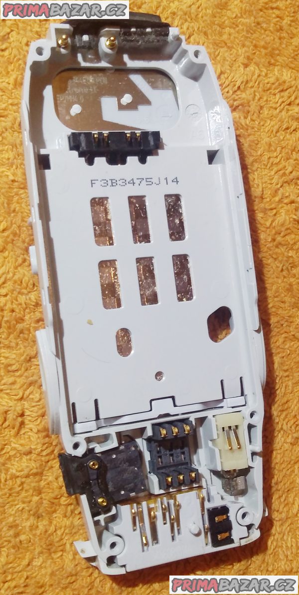 Nokia 3310 - vrchní kryt s klávesnicí a středový plast. Nokia 3310 - vrchní kryt s klávesnicí a středový plast.