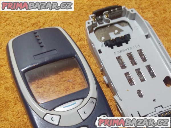 Nokia 3310 - vrchní kryt s klávesnicí a středový plast. Nokia 3310 - vrchní kryt s klávesnicí a středový plast.