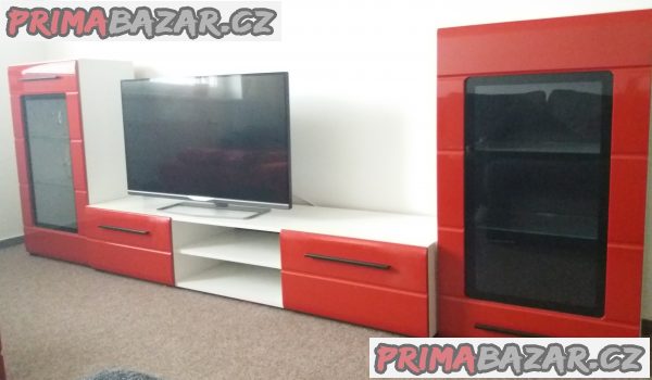Červená obývací stěna z lamina Červená obývací stěna z lamina