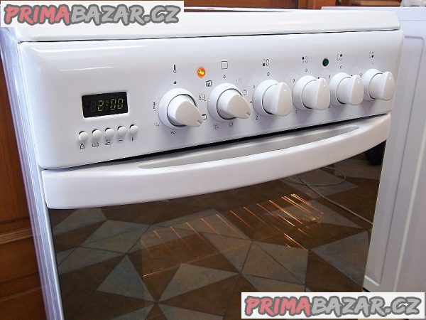 Sporák sklokeramický HOTPOINT/ARISTON šíře 50 cm horkovzduch