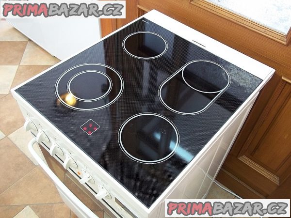 Sporák sklokeramický GORENJE šíře 50 cm horkovzduch