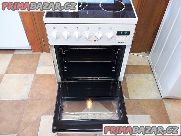 Sporák sklokeramický GORENJE šíře 50 cm horkovzduch