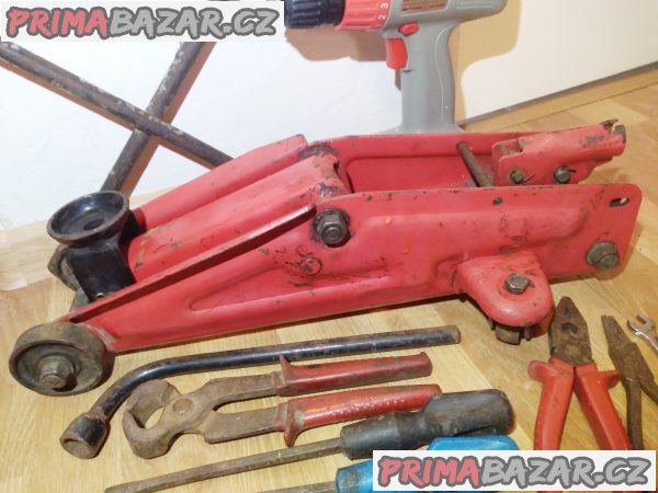 Hydraulický pojízdný zvedák 2 t + 10 DÁRKŮ!!! Hydraulický pojízdný zvedák 2 t + 10 DÁRKŮ!!!