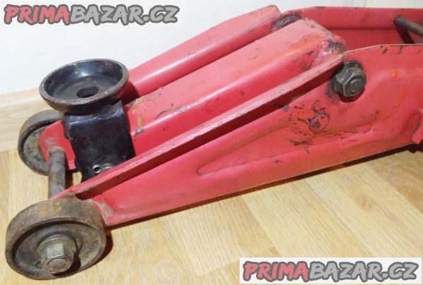 Hydraulický pojízdný zvedák 2 t + 10 DÁRKŮ!!! Hydraulický pojízdný zvedák 2 t + 10 DÁRKŮ!!!
