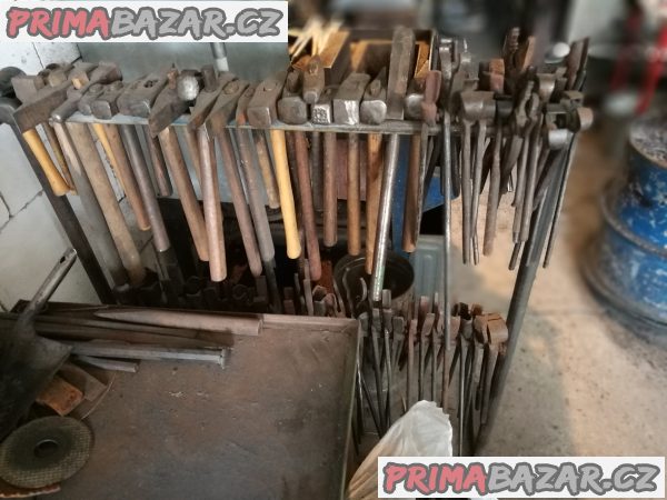Sada kovářských kleští, kladiv a pomocného nářadí Sada kovářských kleští, kladiv a pomocného nářadí