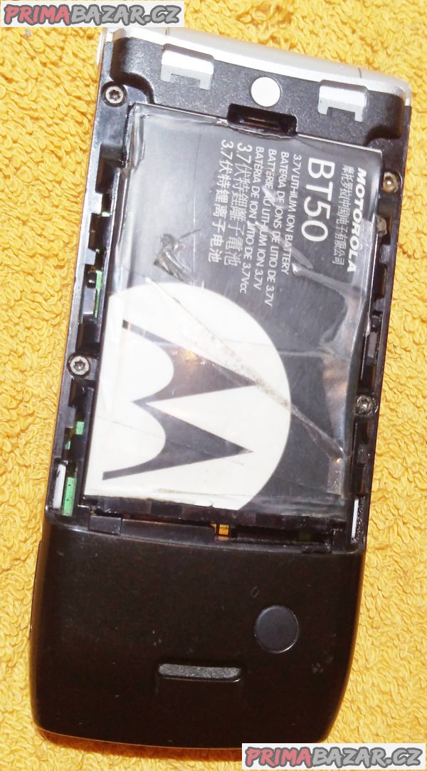 Véčko Motorola W375 - k opravě nebo na náhradní díly!!!