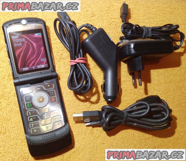Véčko Motorola RAZR V3 - jako nový, ale nejde malý displej!!! Véčko Motorola RAZR V3 - jako nový, ale nejde malý displej!!!