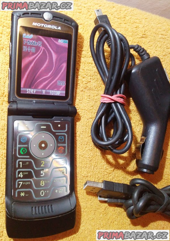 Véčko Motorola RAZR V3 - jako nový, ale nejde malý displej!!! Véčko Motorola RAZR V3 - jako nový, ale nejde malý displej!!!