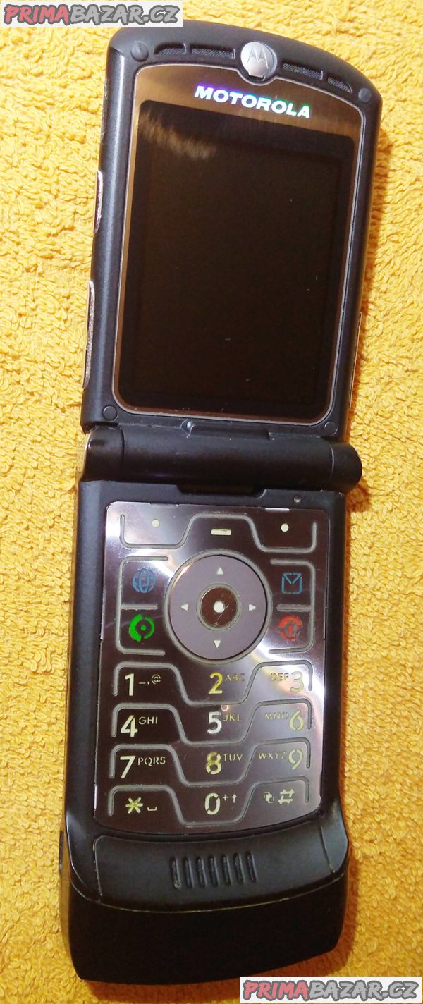 Véčko Motorola RAZR V3 - jako nový, ale nejde malý displej!!! Véčko Motorola RAZR V3 - jako nový, ale nejde malý displej!!!