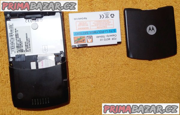Véčko Motorola RAZR V3 - jako nový, ale nejde malý displej!!! Véčko Motorola RAZR V3 - jako nový, ale nejde malý displej!!!