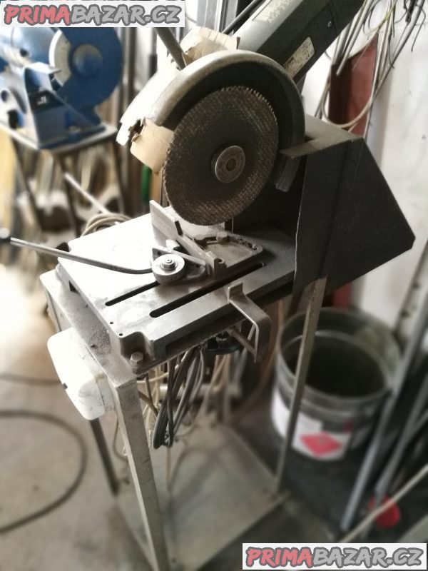 Úhlová řezačka materiálu na pojízdném podvozku Úhlová řezačka materiálu na pojízdném podvozku